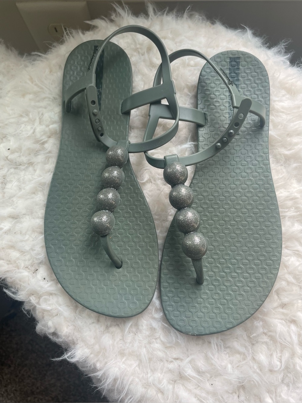 Ipanema Woman’s Sandals in SZ 6 in gently used condition - Picture 4 of 5